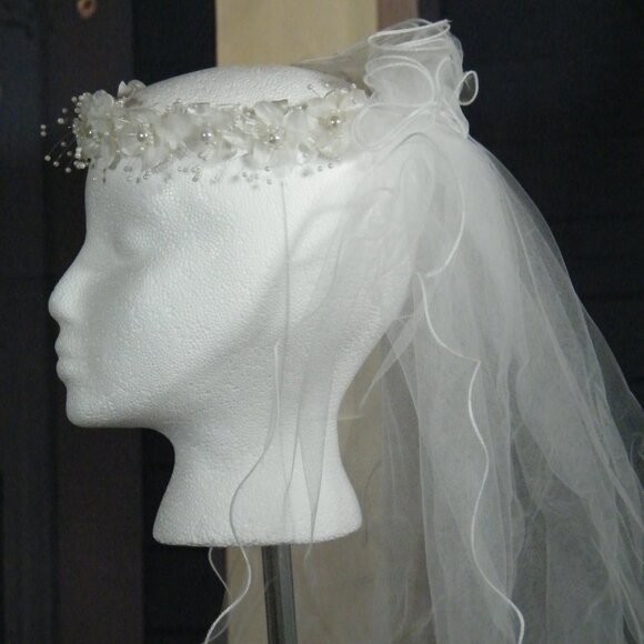 Diadème pour première communion avec voile et petite fleurs pour fillette. - Picture 3 of 7